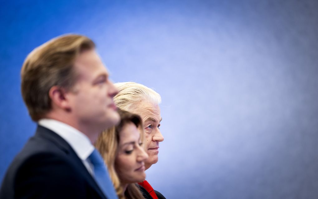 Pieter Omtzigt (NSC), Dilan Yesilgoz (VVD) en Geert Wilders (PVV) tijdens de presentatie van het hoofdlijnenakkoord. De vier partijen PVV, NSC, VVD en BBB hebben een akkoord bereikt voor een nieuw kabinet. beeld ANP, Koen van Weel