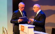 Zevenbergen (rechts) neemt als voorzitter in 2018 het stokje over van Van Leeuwen tijdens het SGP-congres. beeld Cees van der Wal