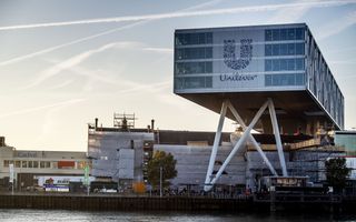 Het hoofdkantoor van Unilever in Rotterdam. Steeds meer AEX-genoteerde Nederlandse bedrijven hebben last van complottheorieën.  beeld ANP, Robin Utrecht