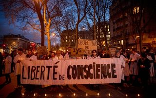 Demonstranten protesteren tegen het wetsvoorstel dat bedoeld is om abortus in de Franse grondwet te verankeren. beeld AFP, Kiran Ridley