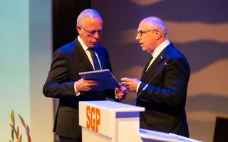 Zevenbergen (rechts) neemt als voorzitter in 2018 het stokje over van Van Leeuwen tijdens het SGP-congres. beeld Cees van der Wal