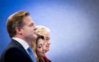Pieter Omtzigt (NSC), Dilan Yesilgoz (VVD) en Geert Wilders (PVV) tijdens de presentatie van het hoofdlijnenakkoord. De vier partijen PVV, NSC, VVD en BBB hebben een akkoord bereikt voor een nieuw kabinet. beeld ANP, Koen van Weel