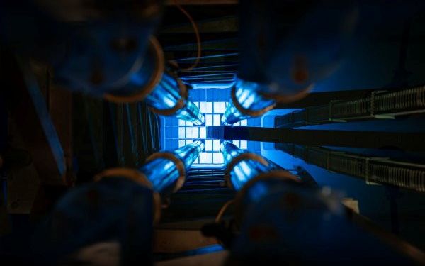 De reactor van het TU Delft Reactor Institute draait weer na een grootscheepse renovatie. De kernreactie veroorzaakt de kenmerkende blauwe Tsjerenkovstraling. beeld TU Delft Reactor Institute