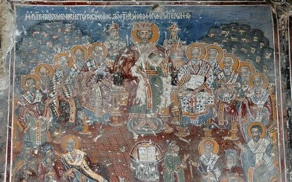 Een fresco uit het Sümelaklooster bij Trabzon in Turkije, dat het Concilie van Nicea afbeeldt. Linksonder is bisschop Nicolaas te zien, die ketter Arius een klap geeft. Of dit laatste echt gebeurd is, is onzeker. Wanneer het fresco geschilderd is, is niet bekend, in elk geval lang na het concilie. beeld Wikimedia