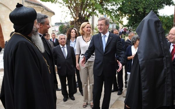 De Duitse president Christian Wulff praat met bisschoppen, voor hij een oecumenische dienst in Tarsus. Foto EPA