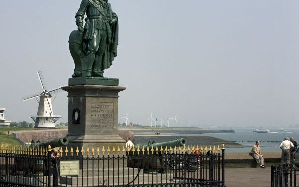 Vlissingen moet het maanden stellen zonder het boegbeeld van de stad, het standbeeld van Michiel de Ruyter op de boulevard. Foto ANP