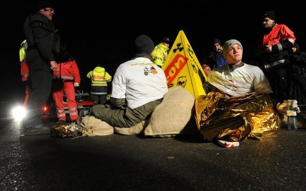 Tegenstanders blokkeren het vervoer van 123 ton kernafval vanuit Frankrijk naar Duitsland. Foto EPA