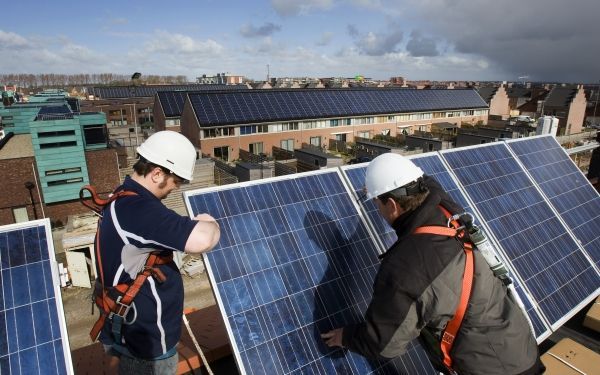 Met zes panelen bespaart een gezin jaarlijks 270 euro. Foto ANP