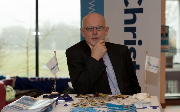 De Overijsselse ChristenUnielijsttrekker Jan Westert in de fractiekamer van zijn partij in het provinciehuis. ”Ik hoop op het behoud van onze vijfde zetel." Foto André Dorst