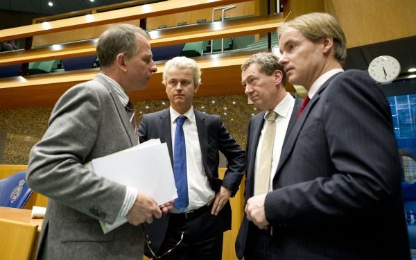 Tweede Kamerleden dringen bij vragenuurtje. Foto ANP