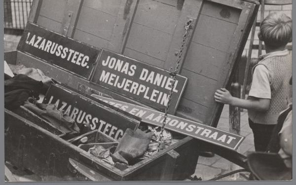 Verwijderde straatnaamborden met namen van joodse afkomst op een kar in de Mozes en Aäronstraat. Bij besluit van de burgemeester van 14 augustus 1942 werden straten, vernoemd naar personen van joodse afkomst, gewijzigd. Foto Bart de Kok/Stadsarchief Amste