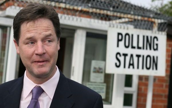 Leider van de Liberaal-Democratische Partij Nick Clegg bij een stembureau. Foto EPA