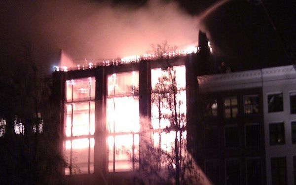 De brand op de Keizersgracht, dinsdag op woensdagnacht. Foto Guido Legemaate