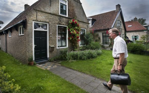 Huisarts Jacques Jacobs op pad in het dorp Ballum op Ameland. Zijn plan was twintig jaar geleden om eerst in het noorden als huisarts te beginnen en dan af te zakken naar Nijmegen. ”Maar dat is niet gelukt." Foto RD, Henk Visscher