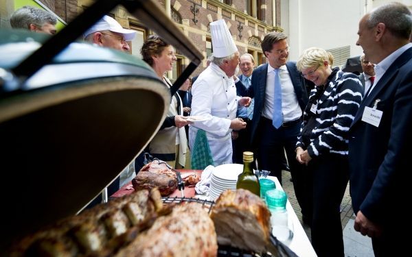 Ook dit jaar luidde de traditionele barbecue op de binnenplaats van perscentrum Nieuwspoort het begin in van het Tweede Kamerreces. Ministers kunnen in de zomermaanden gas terugnemen, maar de scheidslijn tussen privé en werk blijkt soms dun te zijn. Foto 