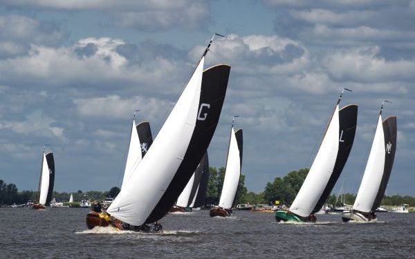 In Friesland begint zaterdag het grote zomerevenement: het skûtsjesilen. Foto: b beeld van het traditionele evenement op de Friese meren vorig jaar. Foto ANP