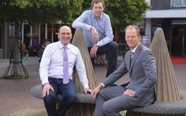 De drie hoofdrolspelers die Bergambacht de titel ”mkb-vriendelijkste gemeente van Nederland” hebben bezorgd: v.l.n.r. Peter Anker, Marcel Oskam en burgemeester Van Erk van Bergambacht. Foto Martien de Man