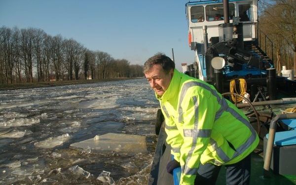 De ijsbreker Auke stampt en schudt onder het geweld van het ijs. Rijkswaterstaat zet verschillende sleepboten in om vaarwegen open te houden voor de binnenvaart. „Wij gaan daarin heel ver”, zegt Sander Wels van Rijkswaterstaat. Foto RD