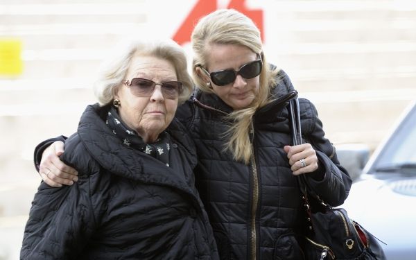 Koningin Beatrix en prinses Mabel komen zaterdagmiddag aan bij het ziekenhuis in Innsbruck. Foto ANP