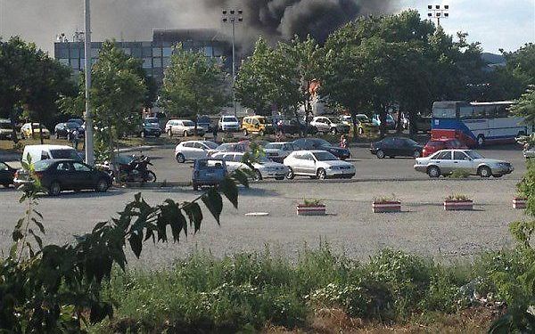 Rookwolken na de bomexplosie op het vliegveld van Burgas. Foto EPA