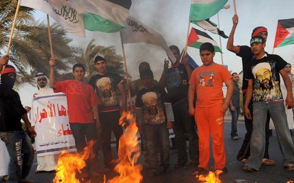 BAHREIN - Moslims in Bahrein verbranden de vlaggen van Israël, de VS en Denemarken, als protest tegen de Israëlische inval in Gaza. Foto EPA