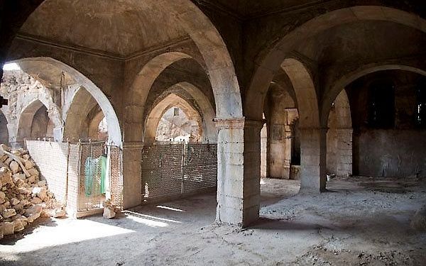 De vermeende graftombe van de profeet Nahum bevindt zich in een oude, vervallen synagoge in het Iraakse stadje Al Qosh. beeld Albert Groothedde