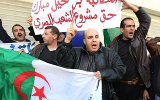 Betogers op straat in Algiers. Foto EPA