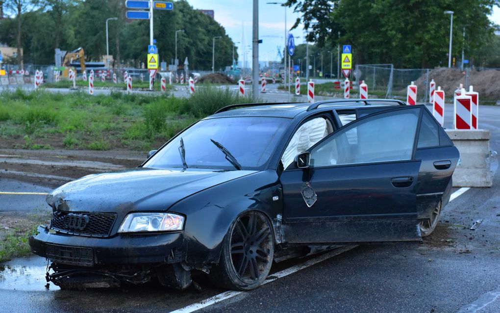 Een gecrashte Audi in de Utrechtse wijk Kanaleneiland. De auto is gebruikt bij een plofkraak in het Duitse Wesel. beeld ANP