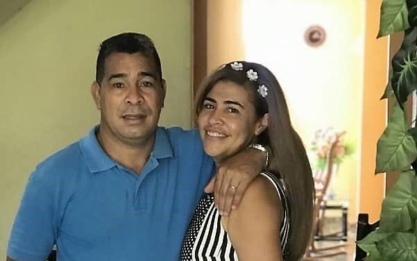 De Cubaanse voorganger Lorenzo Rosales Fajardo en zijn vrouw Maridilegnis. beeld CSW