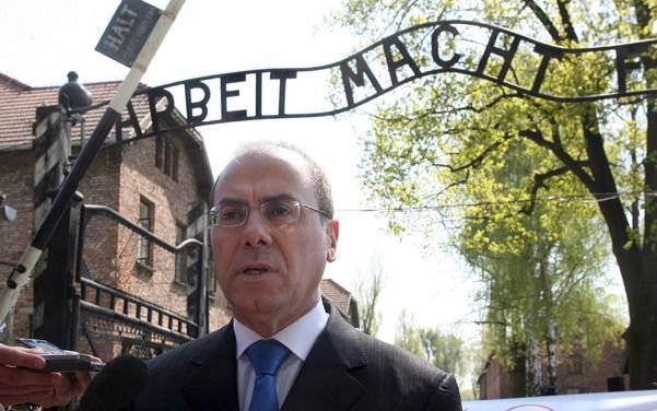 OSWIECIM – „Iran wil het Joodse volk net zo behandelen als Adolf Hitler 65 jaar geleden”. Dat heeft de Israëlische vicepremier Silvan Shalom dinsdag gezegd bij de herdenking van de Holocaust in het Poolse Oswiecim. Daar was vroeger het vernietigingskamp A