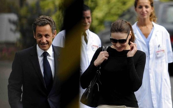 Sarkozy verlaat het ziekenhuis. Foto EPA