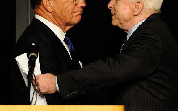 BOSTON – De gouverneur van de Amerikaanse staat Massachusetts, Deval Patrick, heeft donderdag de Democraat Paul Kirk benoemd als tijdelijk opvolger van de onlangs overleden Edward ’Ted’ Kennedy in de Amerikaanse Senaat. Foto EPA