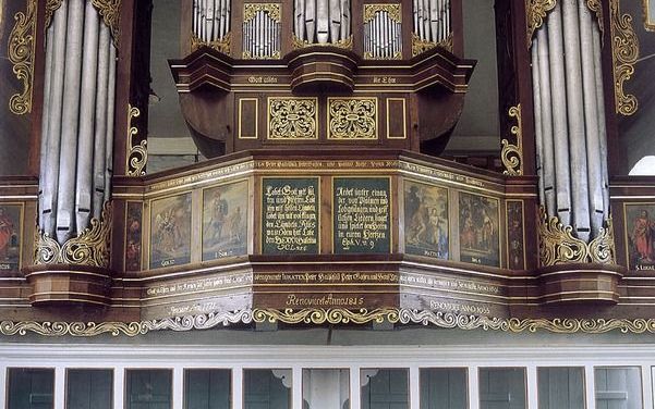 ”Gott allein die Ehre” staat te lezen op de kas van het Schnitgerorgel in het Duitse Steinkirchen. Het instrument bleef in vrijwel originele staat bewaard. Foto uit besproken boek