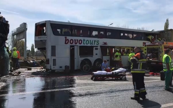 Hulpdiensten zijn paraat bij het busongeluk in het zuiden van Belgie. Beeld ANP