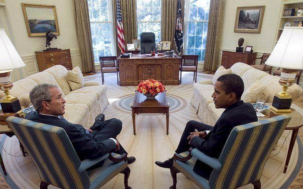 President van de VS George Bush (l.) en zijn toekomstige vervanger Barack Obama zitten naast elkaar in de zogenoemde Oval Office in het witte Huis. Obama en zijn vrouw Michelle waren gisteren te gast bij het echtpaar Bush. De huidige president en zijn opv