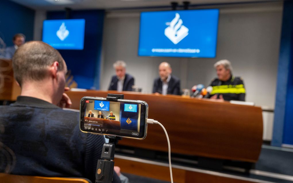 Politiecommandant Frank Paauw, locoburgemeester Rutger Groot Wassink en De Beukelaar van het Openbaar Ministerie geven een persconferentie over een gijzeling. Een gewapende man hield urenlang iemand gegijzeld in de Apple Store op het Leidseplein. Uiteindelijk kon de politie de gijzelnemer aanhouden, toen hij het pand verlaten had. beeld ANP, EVERT ELZINGA