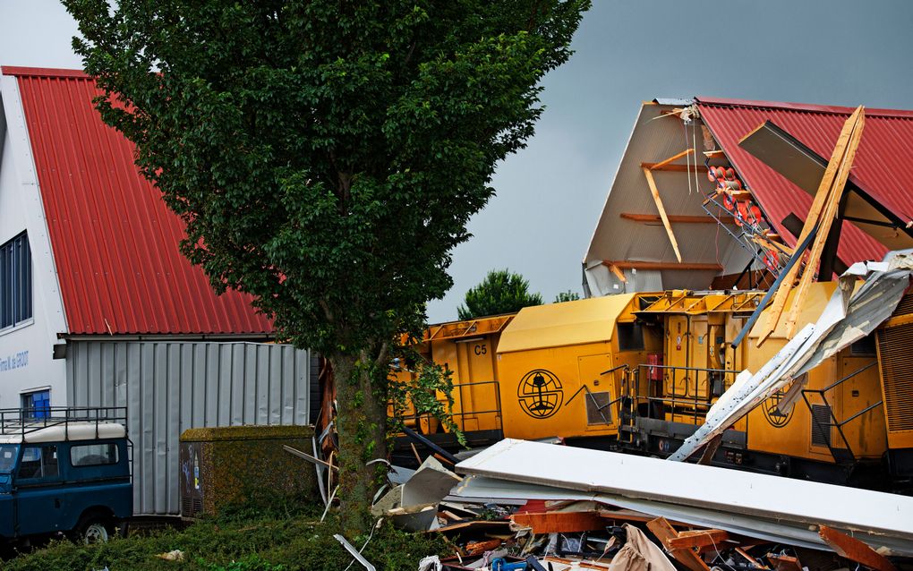 STAVOREN – Een trein veroorzaakte zondagavond grote ravage in Stavoren. Een scheepswarenwinkel werd doormidden gespleten. Foto ANP