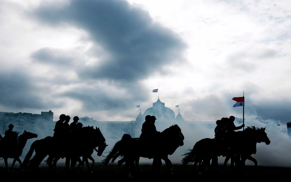 DEN HAAG - Militairen met paarden oefenen maandag met oefenmunitie en rookbommen op het strand van Scheveningen. Traditiegetrouw vindt op de dag voor Prinsjesdag op het Noorderstrand de gewenningsoefening van de Cavalerie Ere-Escorte plaats. Foto ANP