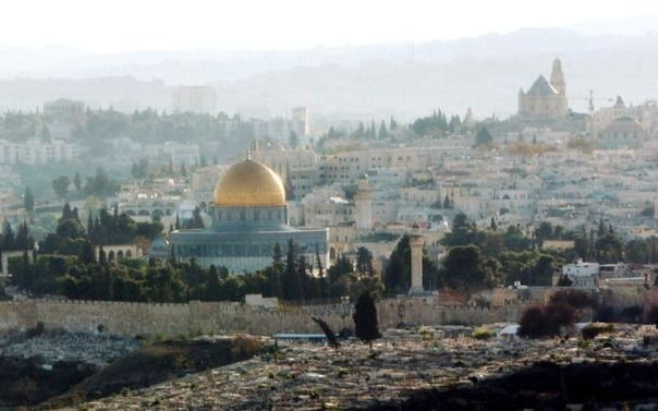 JERUZALEM – Paus Benedictus VXI zal dinsdag een bezoek brengen aan de Rotskoepel op de Tempelberg in Jeruzalem. Paus Johannes Paulus II bezocht het Tempelplein in 2000 ook, maar hij ging het islamitische heiligdom niet binnen. Het is de planning dat paus 