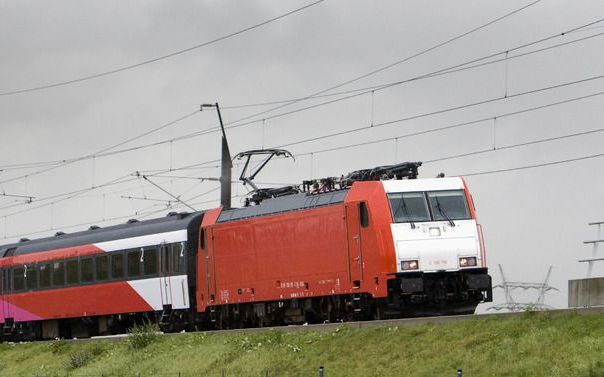 BENTHUIZEN - Een trein passeert donderdag Benthuizen tijdens een testrit over het trace van de hoge snelheidslijn (hsl). Foto ANP