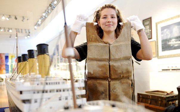 NEW YORK - Jessie Edelman van Christie’s in New York toont een reddingsvest van het roemruchte schip de Titanic. Het vest is woensdag voor ruim 44.000 euro geveild bij de veiling Christie’s in New York. Foto EPA