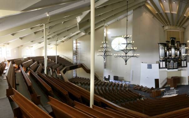 Interieur van het kerkgebouw van de gereformeerde gemeente in Nederland in Barneveld.  Foto RD, Anton Dommerholt