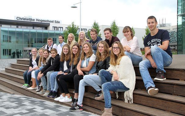 Studenten van de Christelijke Hogeschool Ede beginnen deze week aan de praktijkpabo. Ze worden op basisscholen in de regio Rotterdam opgeleid en gaan één dag per week naar Ede om colleges te volgen.  beeld CHE