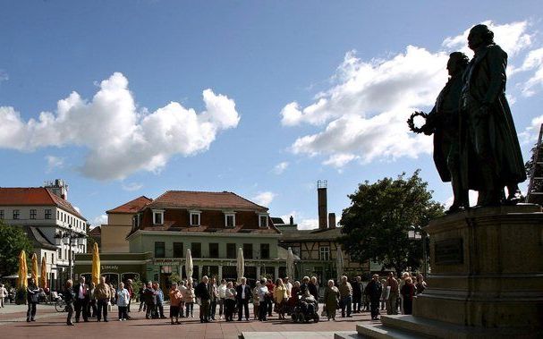 Frits Boterman komt in zijn bundel ”Duitse denkers en dichters” tot de uitdagende conclusie dat Weimar (foto, met rechts het standbeeld van Goethe en Schiller) –de stad die symbool staat voor de hoge Duitse cultuur– dichter bij Buchenwald ligt dan men gew