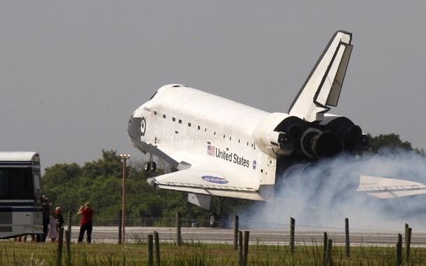 CAPE CANAVERAL - Het Amerikaanse ruimteveer Endeavour is vrijdag met zeven bemanningsleden na een zestiendaagse reis veilig teruggekeerd op aarde. Foto EPA