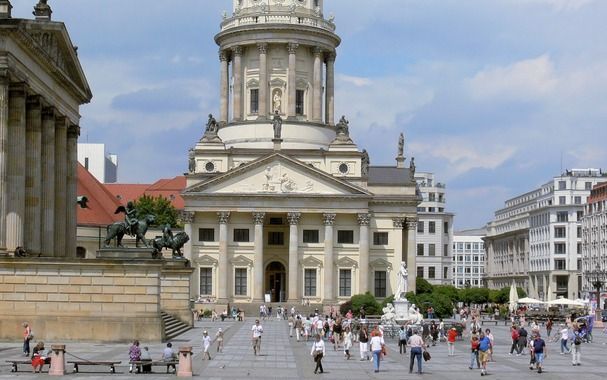 BERLIJN – De Französische Dom aan de Gendarmenmarkt is in Berlijn het bekendste gebouw dat aan de hugenoten herinnert. Foto's W. J. Eradus