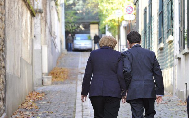 Merkel en Sarkozy hebben maandag in Parijs gepraat over de economische crisis. Foto EPA