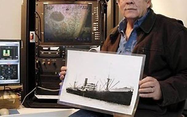 Greg Brooks met een afbeelding van de SS Port Nicholson. Foto Sub Sea Research