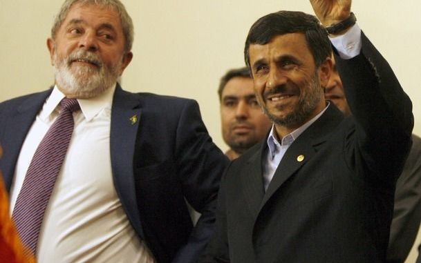 Iran bereikte maandag een akkoord met Brazilië en Turkije over de nucleaire kwestie. Op de foto de Iraanse president Ahmadinejad met twee vingers triomfantelijk in de hoogte. Foto EPA