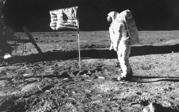 Neil Armstrong zet in 1969 als eerste mens voet op de maan. Foto ANP